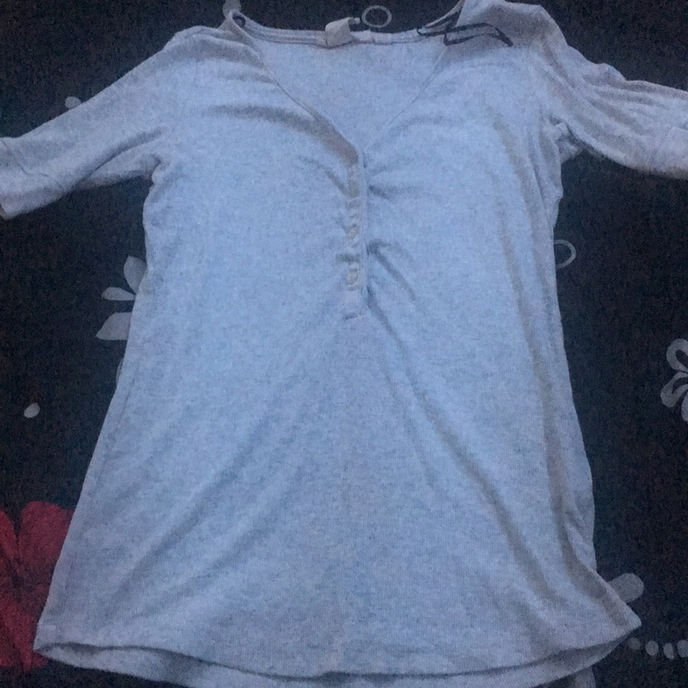 grey sleeved shirt